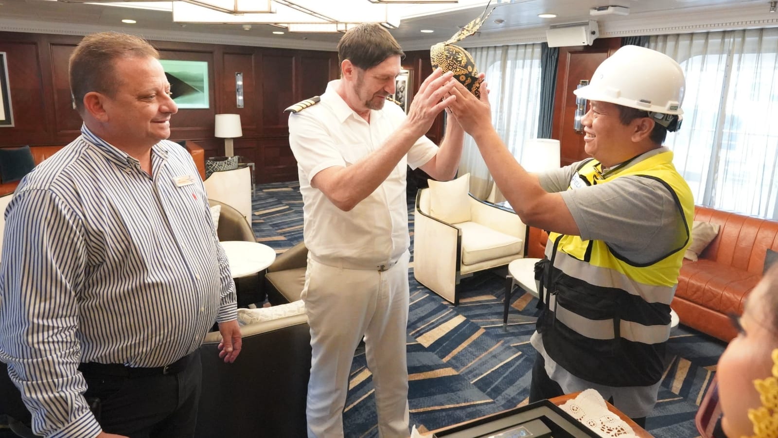 Perdana, Kapal Pesiar MV. Insignia Bersandar di Tanjung Perak 1