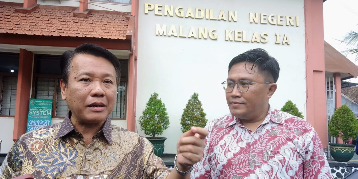 Setiyawan, Debitur CIMB Niaga (kiri) dan kuasa hukumnya, Anthonius Adhi Soedibyo SH MHum dari Ansugi Law usai sidang di PN Malang, Kamis (14/3/2024). (foto: hari/bidik.news)