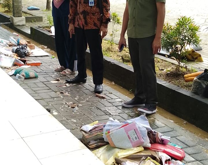 Kancab Dinas Jatim Wilayah Sampang Tinjau Sekolah yang Terdampak Banjir 1