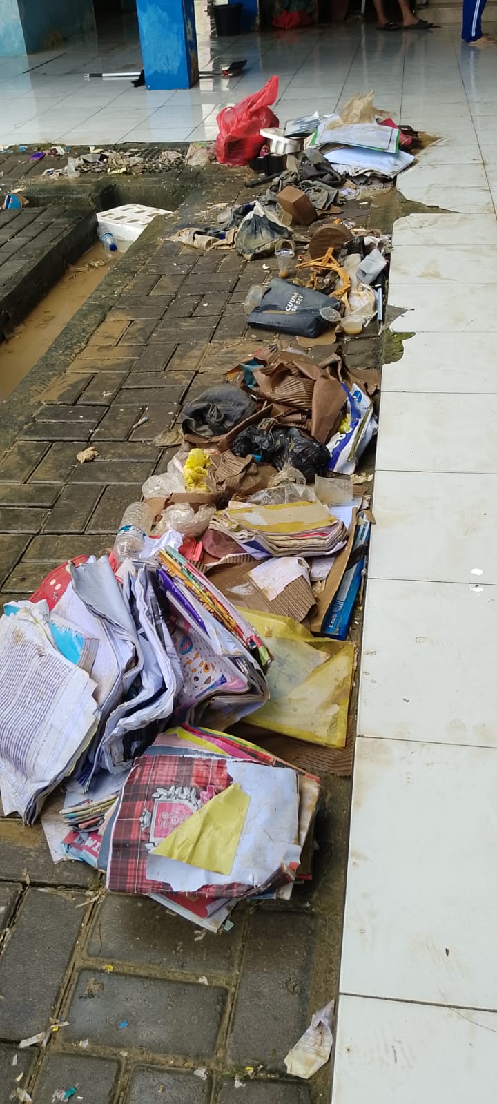 Kancab Dinas Jatim Wilayah Sampang Tinjau Sekolah yang Terdampak Banjir 2