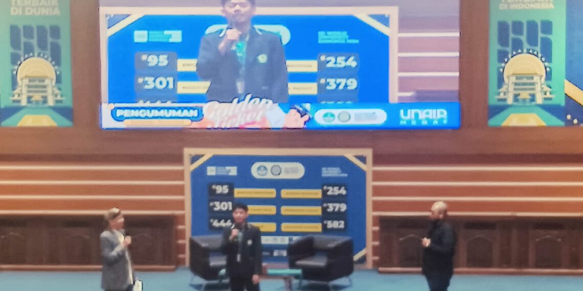 Rektor Unair Prof Nasih saat melihat prestasi salah satu kandidat penerima golden ticket, Rabu (20/3/2024) di Aula Garuda Mukti Kantor Manajemen Kampus MERR-C. (foto: hari/bidik.news)