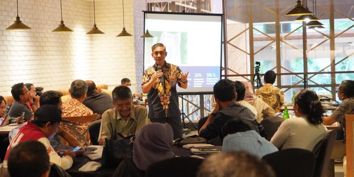 PLN NP Dorong Indonesia Lebih Hijau dengan Green Energy Movement 1 Direktur Manajemen Human Capital dan Administrasi PLN NP Karyawan Aji menyampaikan arah pengembangan EBT PLN NP kepada media, Kamis (21/3/2024) petang. (foto: ist)