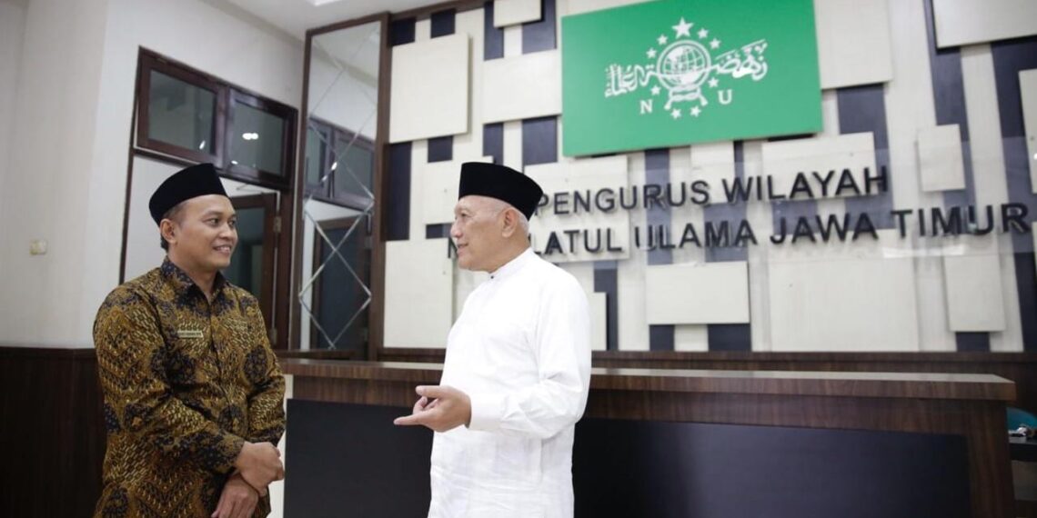 Kepala Kanwil DJP Jatim I Sigit Danang Joyo bersama Ketua Pengurus Wilayah Nahdlatul Ulama (PWNU) Jatim Gus Kikin. (foto: ist)