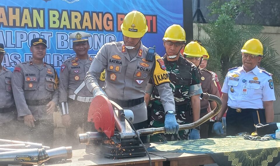 Kapolres Magetan saat hancurkan knalpot brong