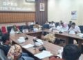Ketua komisi A DPRD Tulungagung, Gunawan saat memimpin hearing dengan LSM AMPUH di Ruang Aspirasi Kantor DPRD Tulungagung, Rabu (24/4)