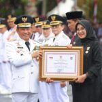 Bupati Ipuk Raih Penghargaan Satyalencana dari Presiden Jokowi IMG-20240425-WA0124