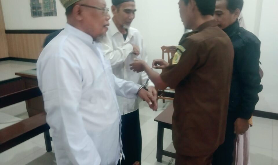 Kedua terdakwa saat selesai sidang pemeriksaan saksi
