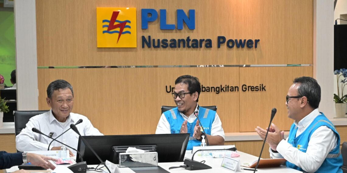Dirut PLN Darmawan Prasodjo yang diwakili Direktur Manajemen Pembangkitan Adi Lumakso (tengah) dan Dirut PLN NP Ruly Firmansyah (kanan) memaparkan kepada Menteri ESDM Arifin Tasrif (kiri). (foto: ist)