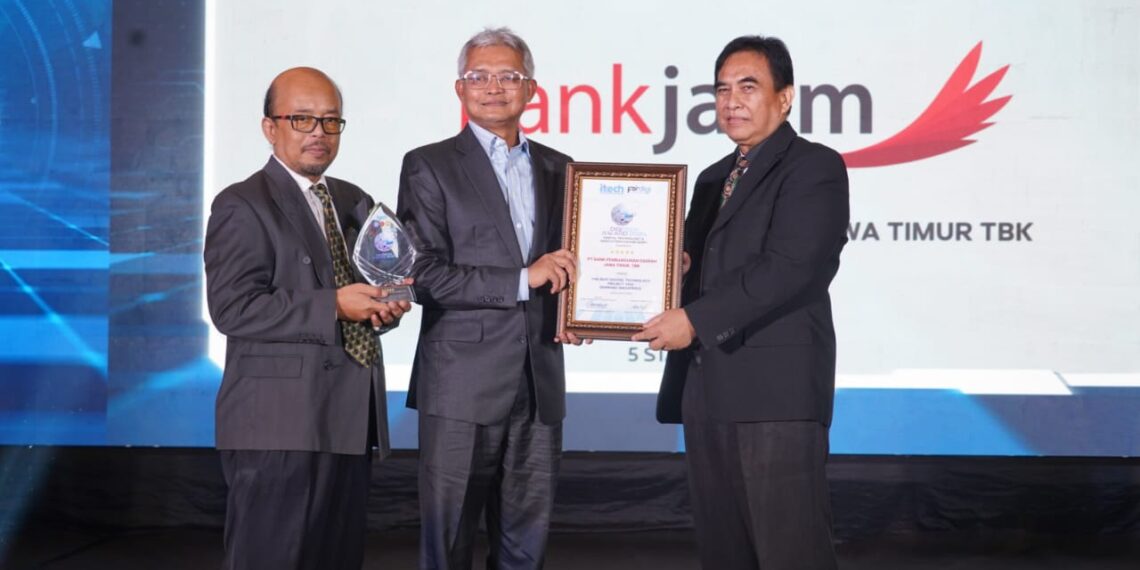 Bank Jatim saat raih Penghargaan