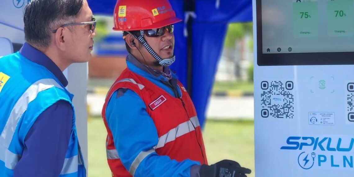 Asisten Deputi Industri Maritim dan Transportasi Kemenko Marves, Firdausi Manti didampingi GM PLN UID Jatim Agus Kuswardoyo melakukan inspeksi langsung ke Rest Area 725 A Sidoarjo. (foto: ist)