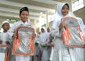 GM of CSR SIG, Edy Saraya memberi santunan dan paket perlengkapan sekolah kepada anak yatim dan duafa di Masjid Manbaul Falah, Gresik. (foto: ist))