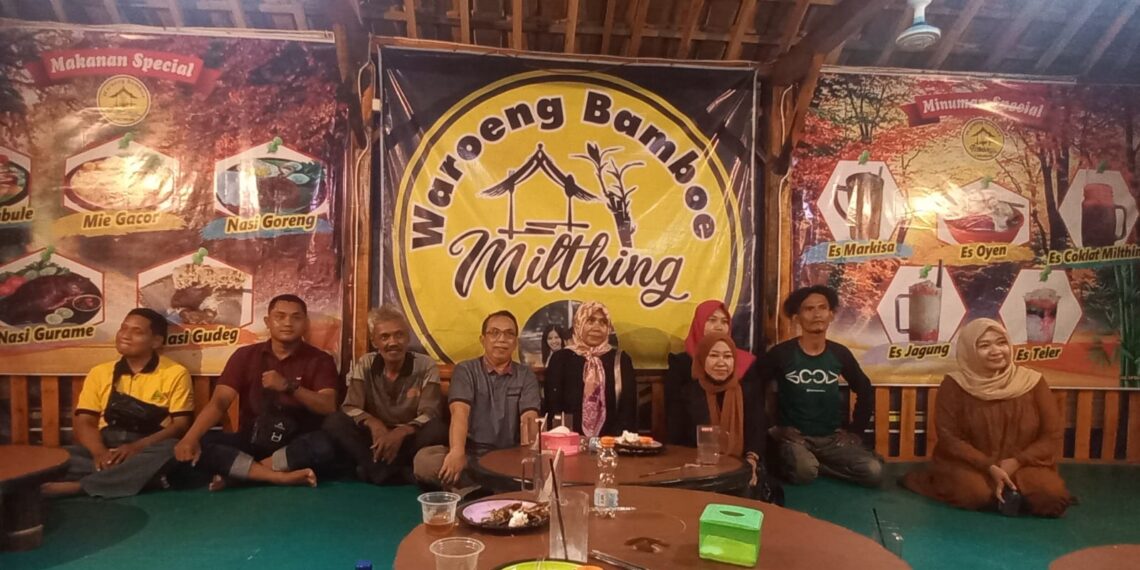 DPD IWOI Ngawi Bukber Di angkringan Warong Bamboo Mitthing Maospati.