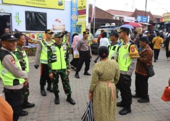 TNI-Polri Magetan Gelar Patroli Dialogis, Jalin Komunikasi Humanis dengan Pengunjung Wisata* 5