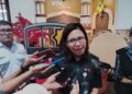 Anne Purba, VP Corporate Secretary KAI Commuter saat memberi keterangan ke wartawan di stasiun Surabaya Gubeng, Senin (15/4/2024). (foto: hari/bidik.news)