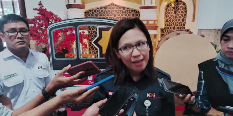 Anne Purba, VP Corporate Secretary KAI Commuter saat memberi keterangan ke wartawan di stasiun Surabaya Gubeng, Senin (15/4/2024). (foto: hari/bidik.news)
