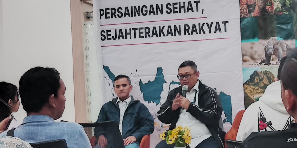 Anggota KPPU Rhido Jusmadi & Kepala Kanwil IV KPPU Dendy R. Sutrisno saat silaturahmi bersama media, Selasa (16/4/2024). (foto: hari/bidik.news)