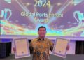 David Pandapotan Sirait, Dirut TTL secara langsung menerima penghargaan dari Thomas Ng, Executive Chairman of the Global Port Forum. (foto: ist)