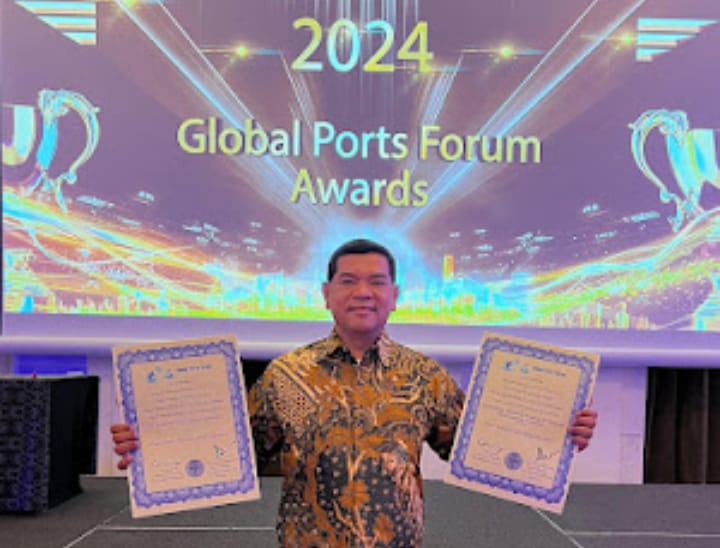 David Pandapotan Sirait, Dirut TTL secara langsung menerima penghargaan dari Thomas Ng, Executive Chairman of the Global Port Forum. (foto: ist)
