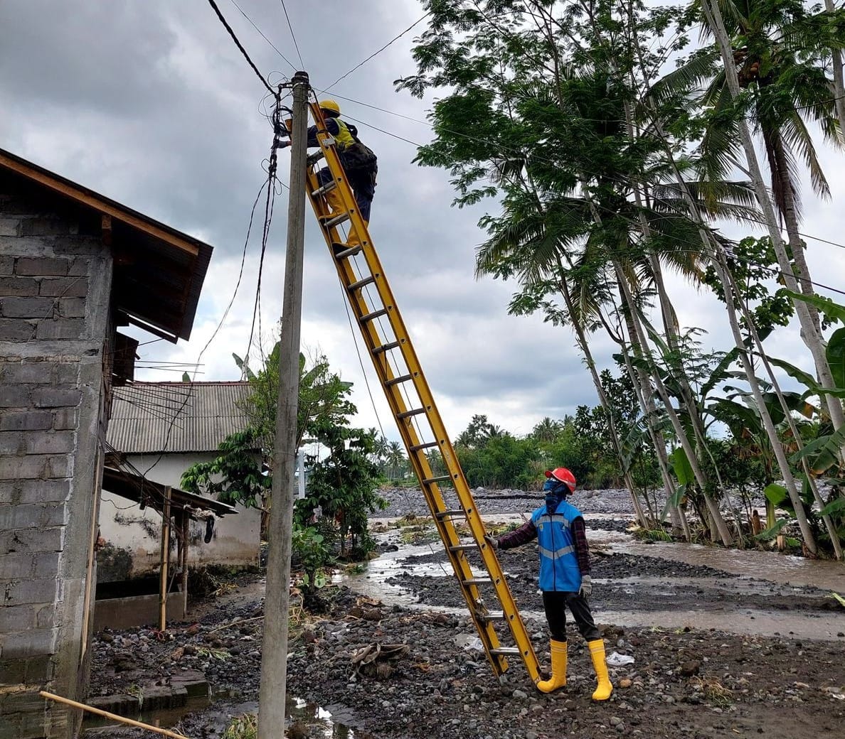 PLN Pulihkan Pasokan Listrik Terdampak Banjir Lahar Semeru 1