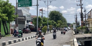 Awal Mei, Pemkot Surabaya Betonisasi & Aspal Jl. Raya Kedung Baruk – Kalirungkut