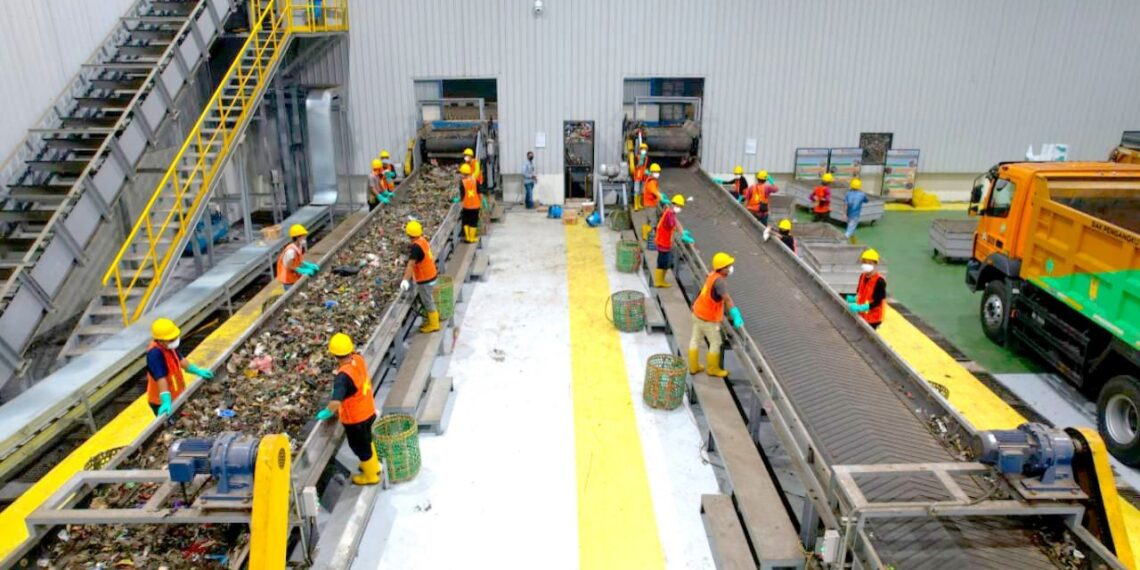 Proses pemilahan sampah yang akan diolah menjadi Refuse Derived Fuel (RDF) di TPST Bantargebang, Bekasi, Jawa Barat. (foto: ist)