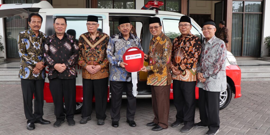 Bank Jatim saat Berikan ambulans ke PMI Jatim