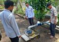 Guntur Priambodo didampingi Sekretaris Dinas Riza Alfahroby meninjau pembangunan sumur bor swadaya di Kecamatan Pesanggaran