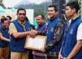 Pj Gubernur Jateng Nana Sudjana (kiri) menyerahkan penghargaan Good Mining Practice (GMP) 2024 kepada Quarry Manager SBI Pabrik Cilacap, Faik Bakhtiar di Taman Syailendra Dieng, Wonosobo, Jateng, Senin (22/4/2024). (foto: ist)