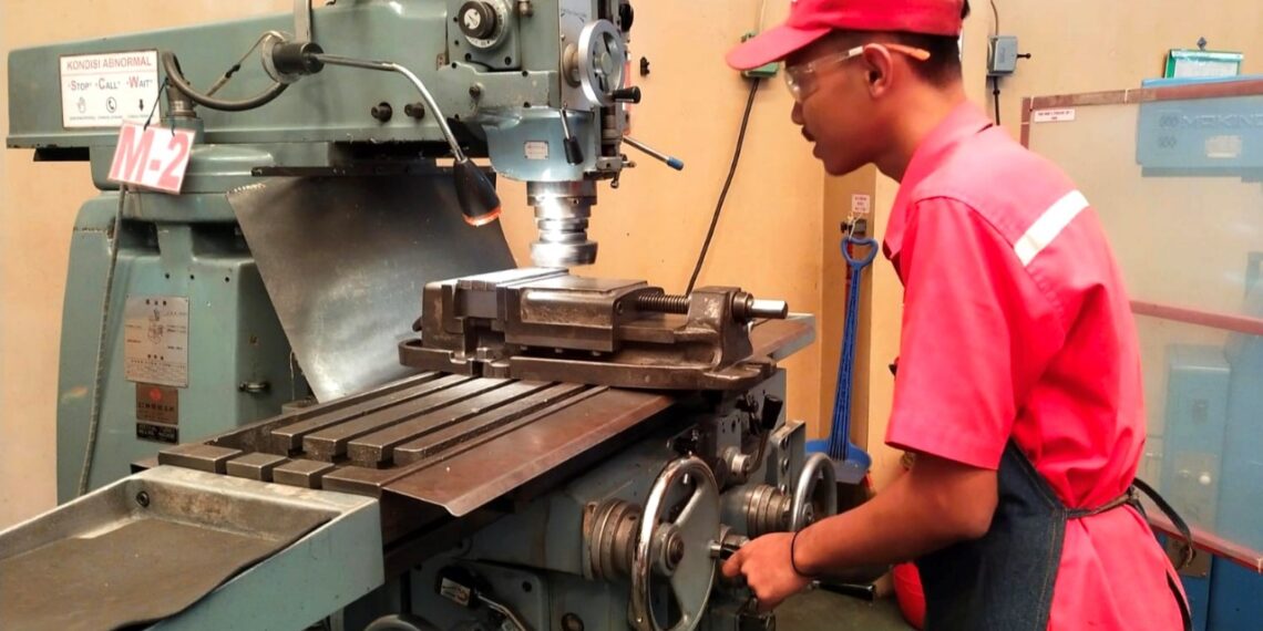 Karyawan CV Kawani Tekno Nusantara melakukan proses milling (penggilingan) wedge cooler (penyangga cross bar pada clinker cooler) di workshop Kawani, Rancasari, Bandung, Jawa Barat. (foto; ist)