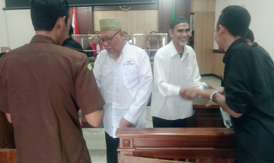 Kedua terdakwa.usai menjalani sidang tunttutan di PN Gresik