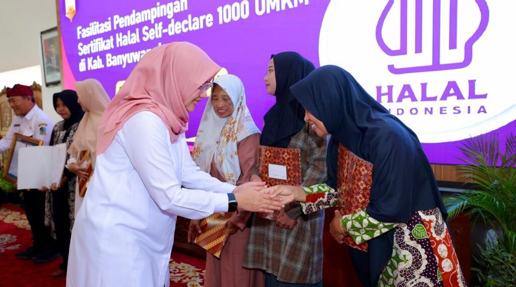 Ipuk Fiestiandani menyerahkan secara simbolis sertifikasi halal gratis kepada pelaku UMKM