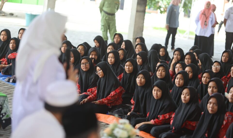 Ipuk Fiestiandani saat berdialog dengan para siswa