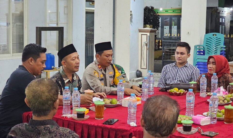 Kapolsek Cerme Iptu Andik Asworo saat pimpin mediasi di balai Desa Betititng