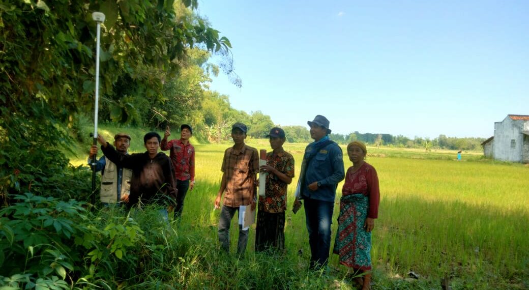 Pj Kades Asem Raja turun dan ikut menyaksikan eengukuran Tanah dilokasi>/center>