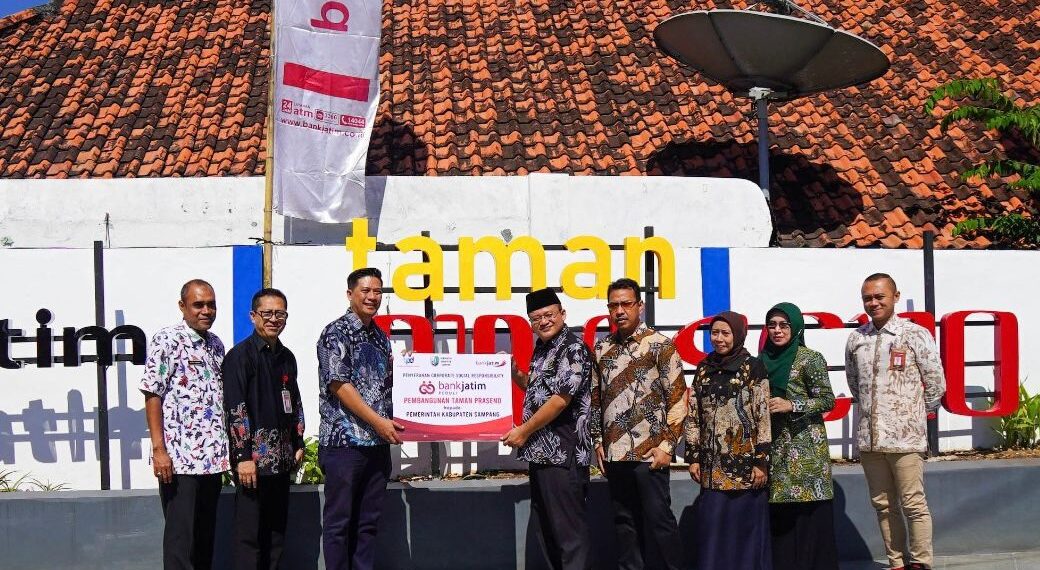 Bank Jatim saat Beri bantuan pembangunan