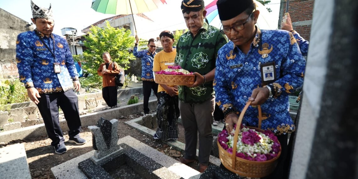 Ziarah ke makam tokoh legendaris ludruk Gondo Durasim di pemakaman Tembok Gede, Surabaya, Jumat (17/5/2024). (foto: ist)