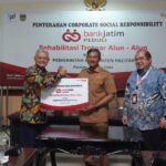 Peduli Keindahan Alun – Alun Pacitan, Bank Jatim Lakukan Rehabilitasi dan Penataan Trotoar IMG-20240522-WA0053