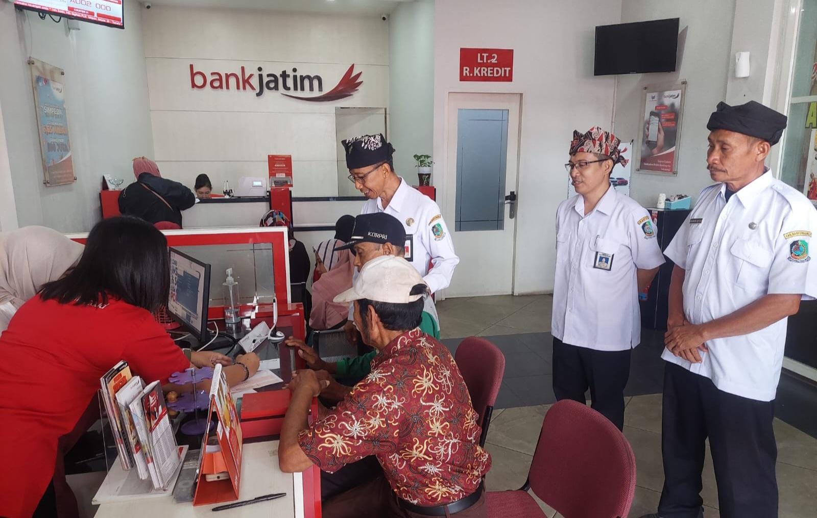 Dinas PU Pengairan Banyuwangi Beri Honorium Peserta Program Padat Karya Infrastruktur Irigasi 1
