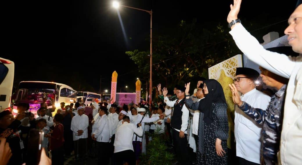 Ipuk Fiestiandani saat melepas jama’ah calon haji Banyuwangi