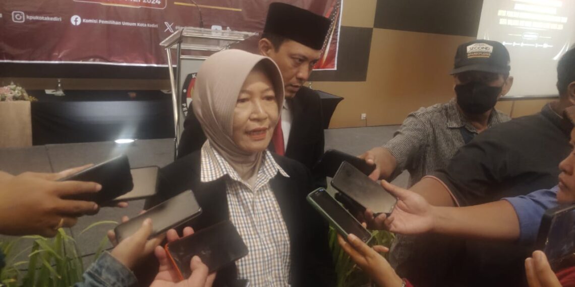 Ketua KPU Kota Kediri, Pusporini Endah Palupi, saat dikonfirmasi beberapa wartawan, seusai melantik 138 anggota PPS Kota Kediri di hotel Grand Surya, Minggu (26/5/2024).