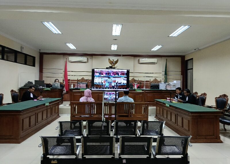 Sidang Perdana Dugaan Korupsi UMKM, Terdakwa Fardah dan Ryan Kompak Ajukan Eksepsi 1 Kedua terdakwa dugaan korupsi hibah UMKM saat sidang dakwaan di Pengadilan Tipikor, Surabaya