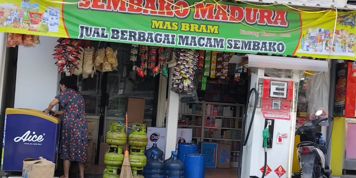 Aktivitas warung sembako atau "warung Madura" yang buka 24 jam. (foto: ist)