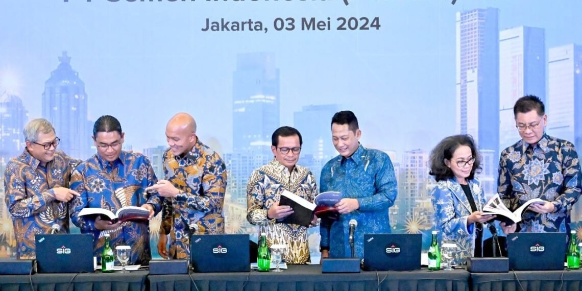 Komut SIG Budi Waseso (5 kiri) dan Dirut SIG Donny Arsal (4 kiri) saat RUPST 2024 di Jakarta, Jumat (3/5/2024). (foto: ist)