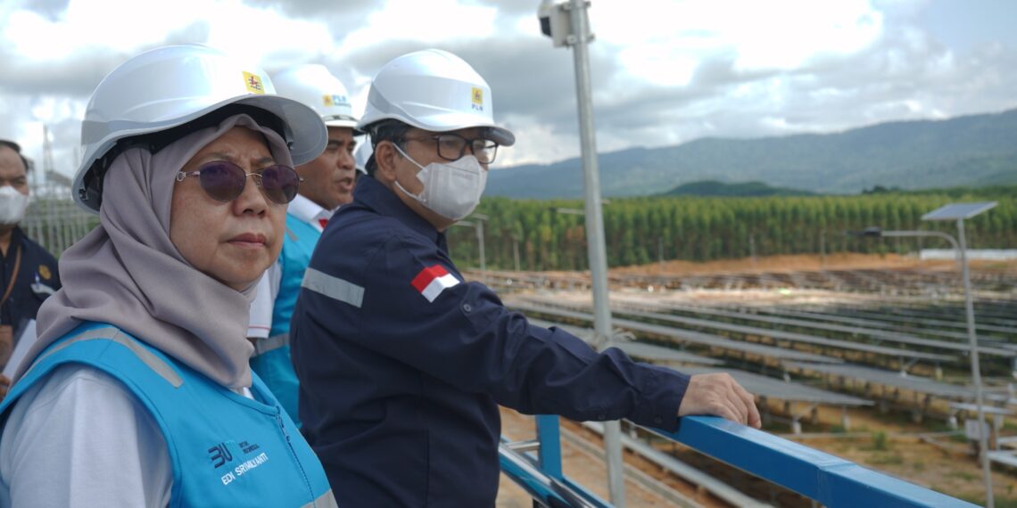 Dirjen Ketenagalistrikan Kementerian ESDM Jisman P. Hutajulu (Kanan) didampingi Direktur Direktur Retail dan Niaga PT PLN (Persero) Edi Srimulyanti mengunjungi PLTS IKN 50 MW besutan PLN NP. (foto: ist)