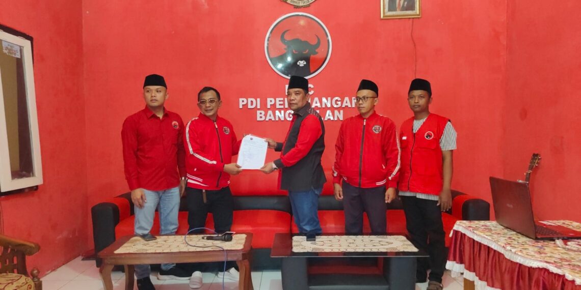Kader PDI P Mahfud saat daftar Bacabup ke DPC PDIP Bangkalan