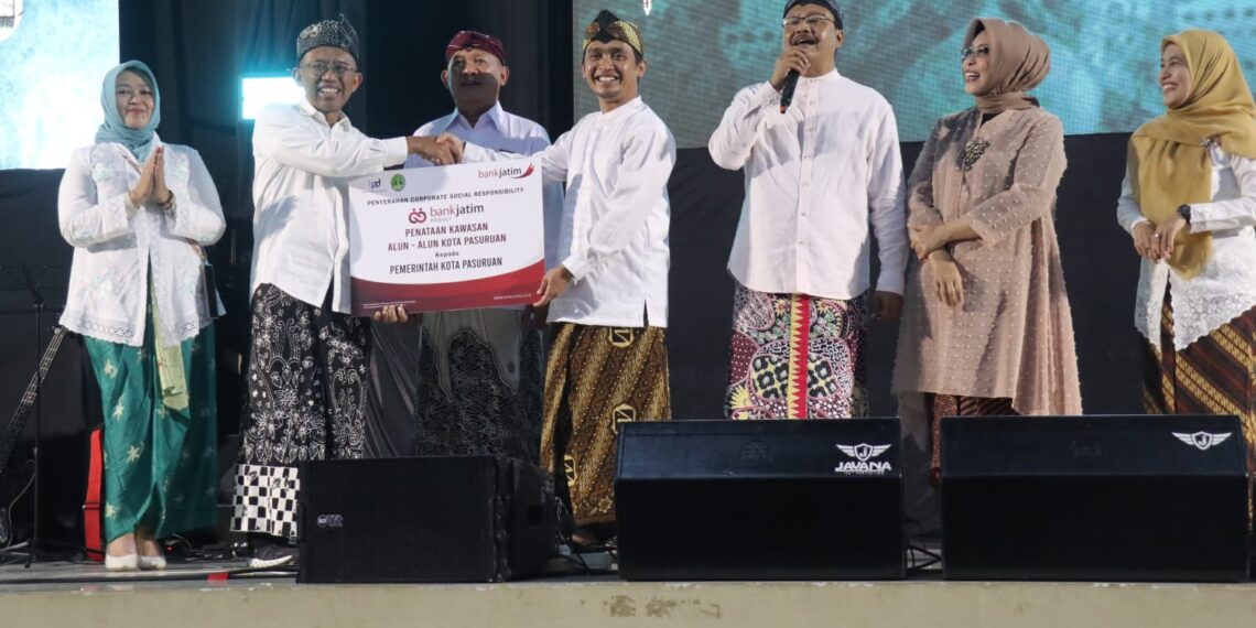 Bank Jatim saat rehabilitasi kawasan Alun alun Pasuruan