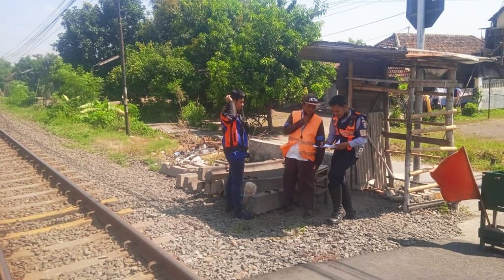 Petugas Dishub Kabupaten Pasuruan saat Moniev di perlintasan sebidang KA