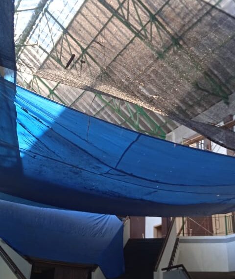 Atap gedung DPRD kabupaten Pasuruan yang sedang diperbaiki.