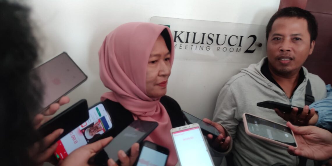 Ketua KPU Kota Kediri,Pusporini Endah Palupi saat di konfirmasi awak media seusai melantik 15 anggota PPK di salah satu hotel ternama di kota Kediri, Kamis (16/5/2024)