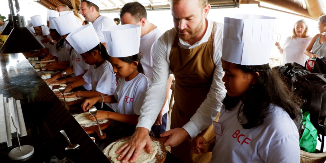 Charity Dinner yang memukau dengan sajian Top Chefs, DJ dan Fire Dance. (foto: ist)